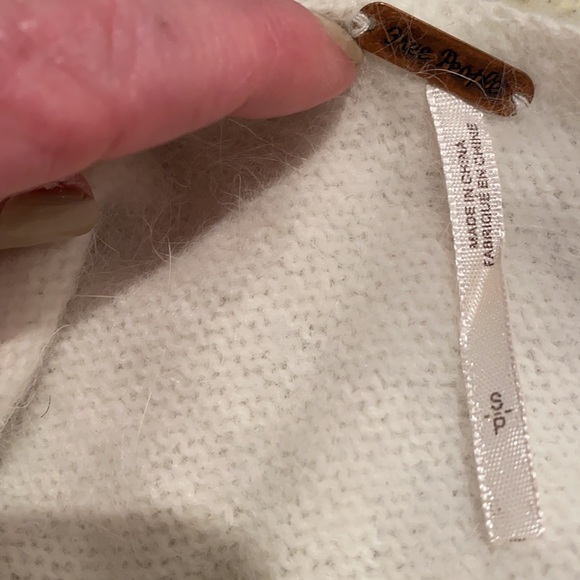 Creamy white free people sweater with a deep back. Only worn twice! - Picture 2 of 2